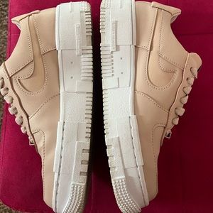 WOMEN'S NIKE AIR FORCE 1 PIXEL CASUAL SHOES / size 6